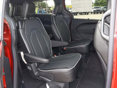 2027 Chrysler Pacifica Limited FWD