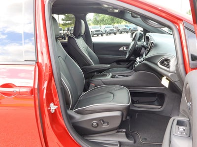2027 Chrysler Pacifica Limited FWD