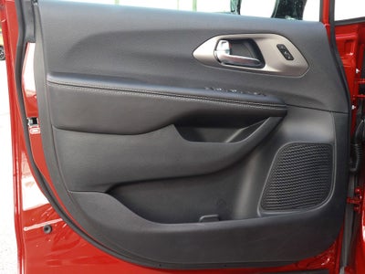2027 Chrysler Pacifica Limited FWD