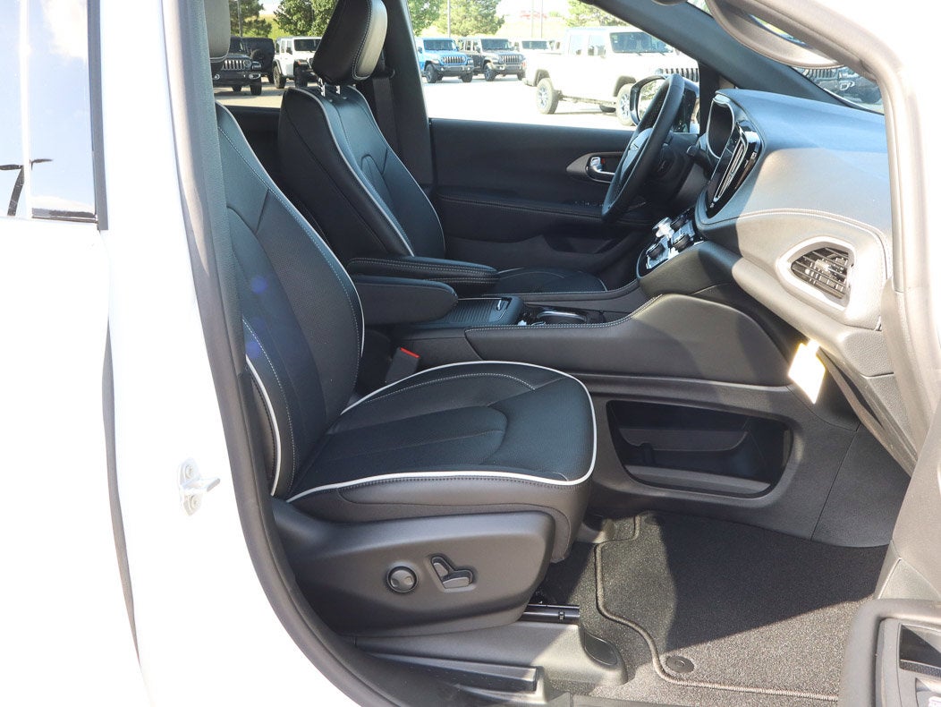 2027 Chrysler Pacifica Limited AWD