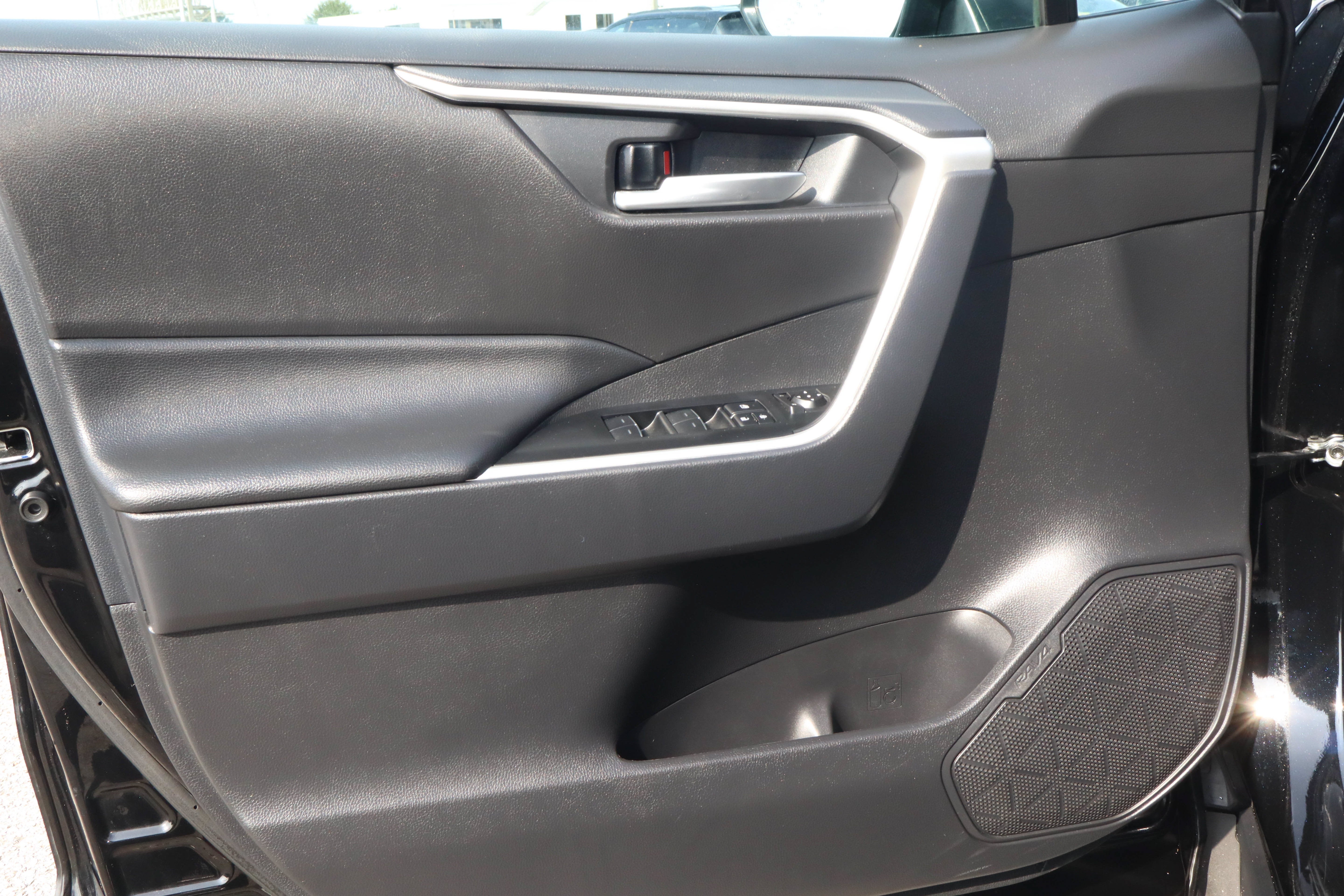 2025 Toyota RAV4 XLE FWD