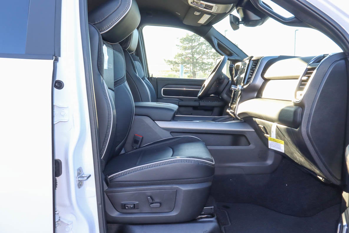 2026 RAM 2500 Laramie 4x4 Mega Cab 6'4 Box