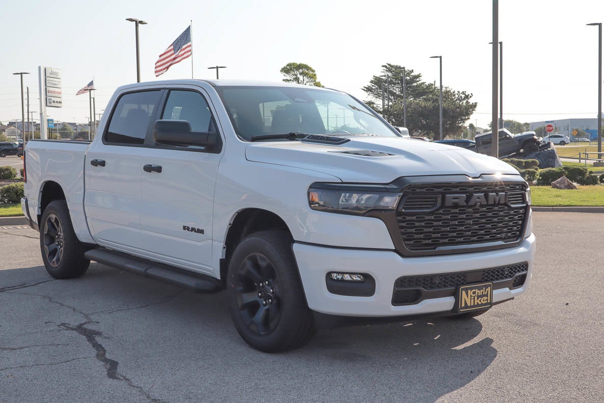2026 RAM 1500 Express 4x4 Crew Cab 5'7 Box