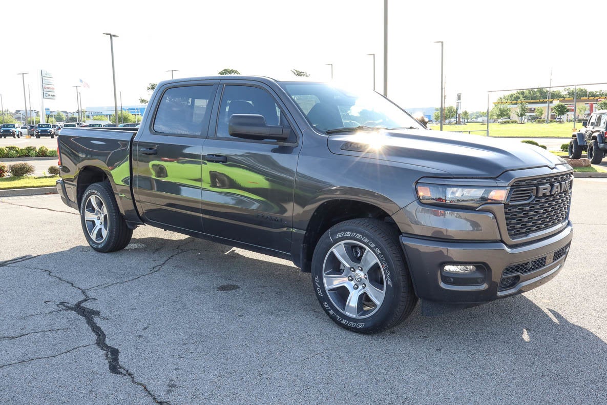 2026 RAM 1500 Express 4x4 Crew Cab 5'7 Box