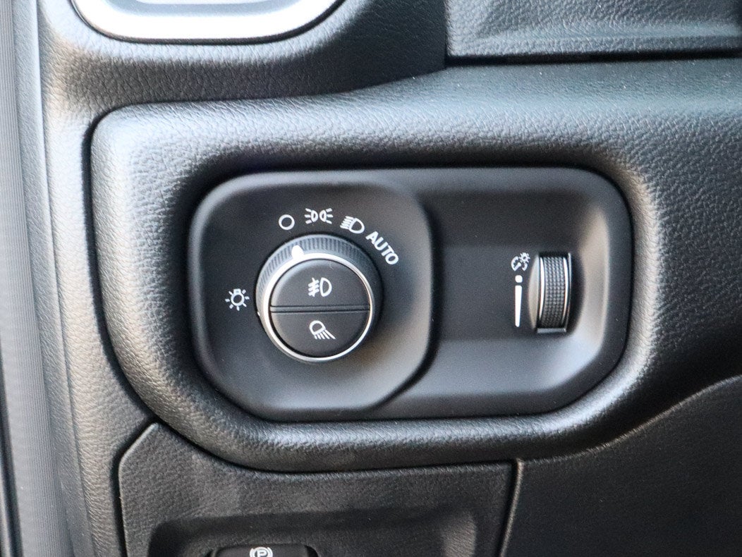 2026 RAM 1500 Express 4x4 Crew Cab 5'7 Box