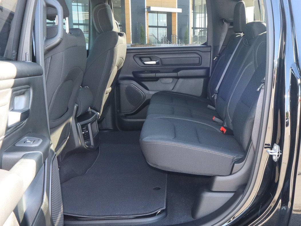 2026 RAM 1500 Express 4x4 Crew Cab 5'7 Box