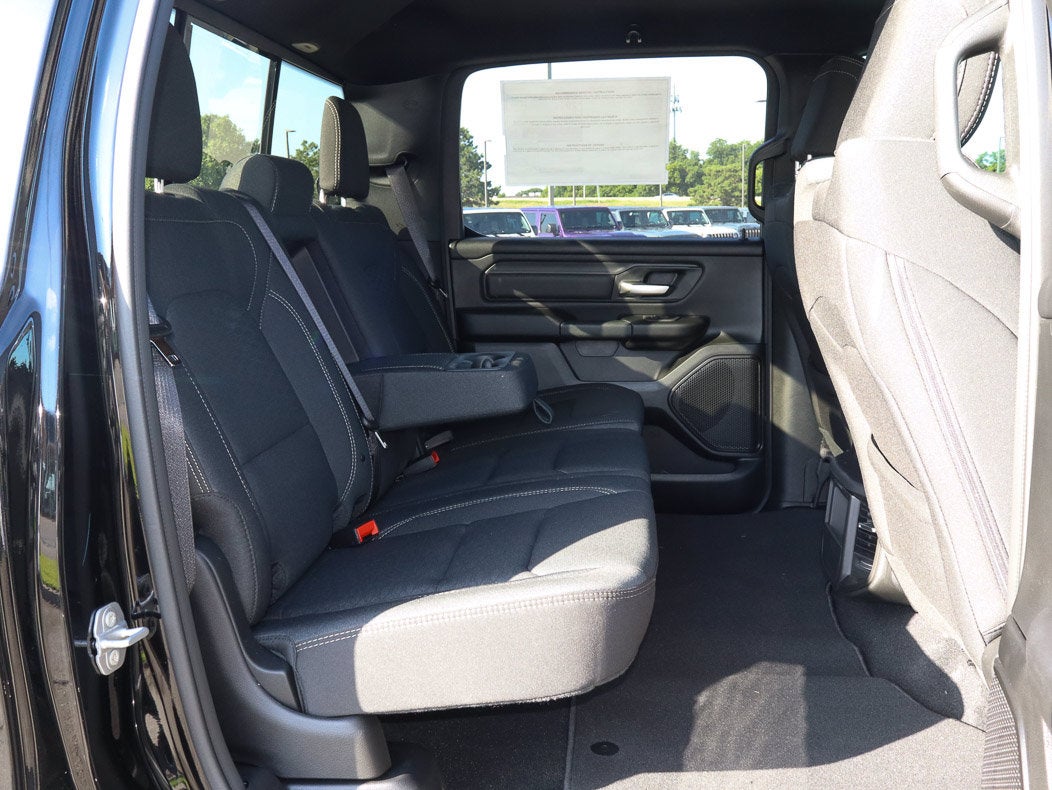 2026 RAM 1500 Express 4x4 Crew Cab 5'7 Box