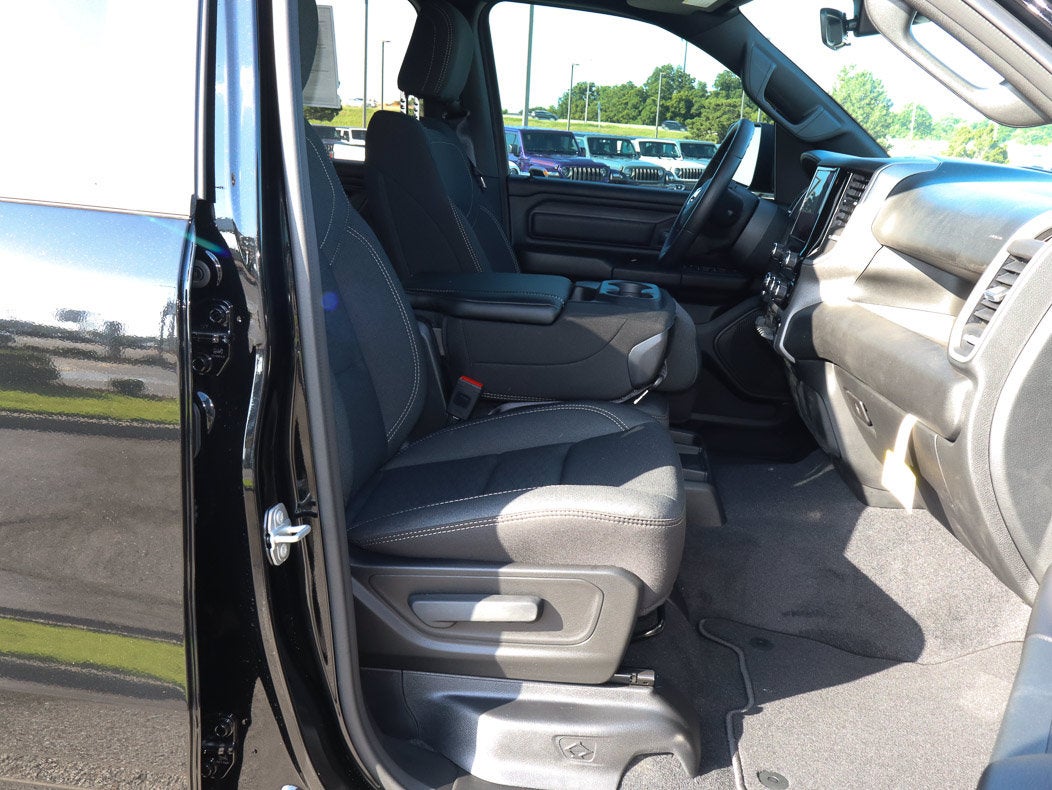 2026 RAM 1500 Express 4x4 Crew Cab 5'7 Box