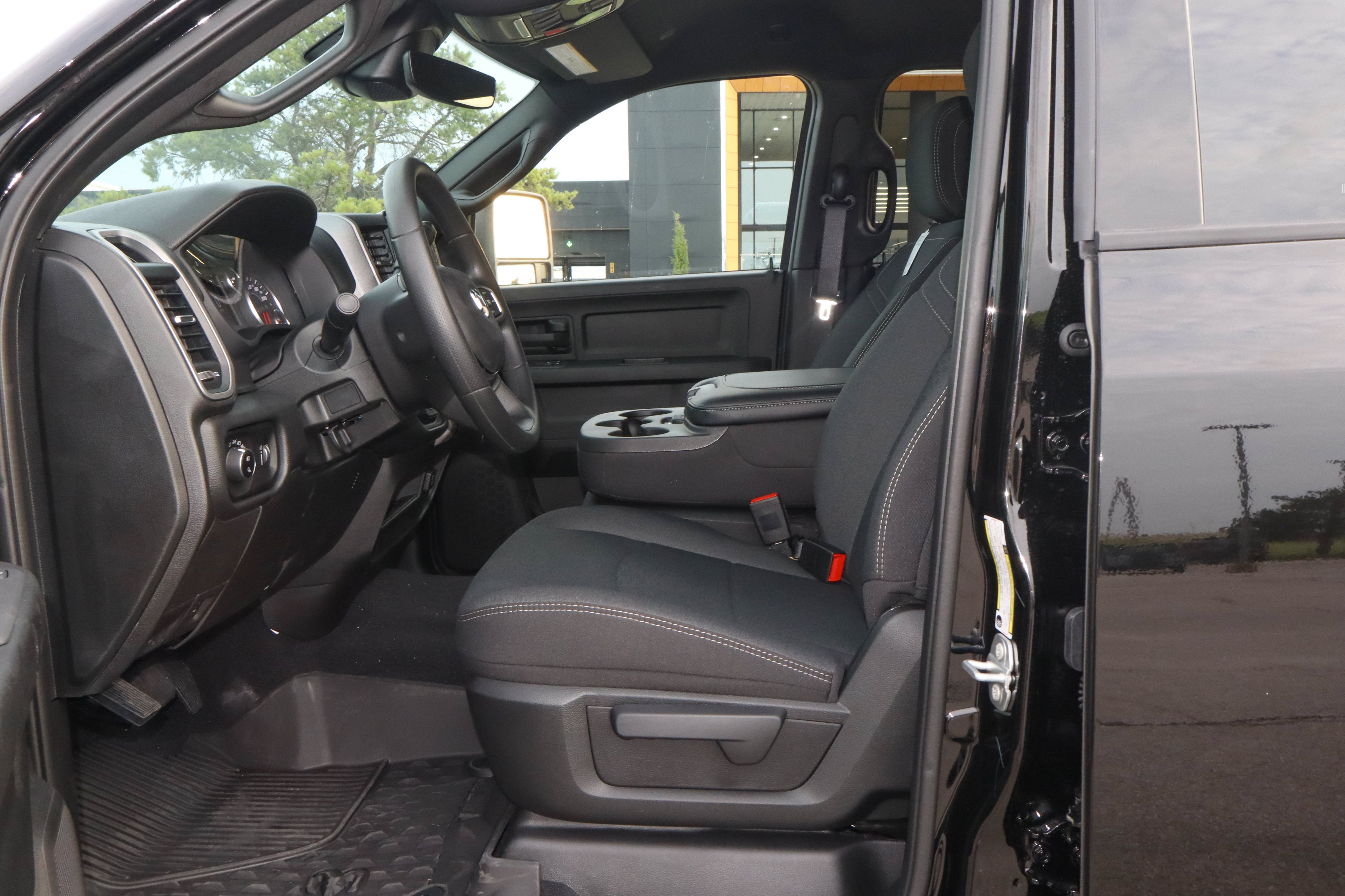 2026 RAM 2500 Black Express 4x4 Crew Cab 6'4 Box