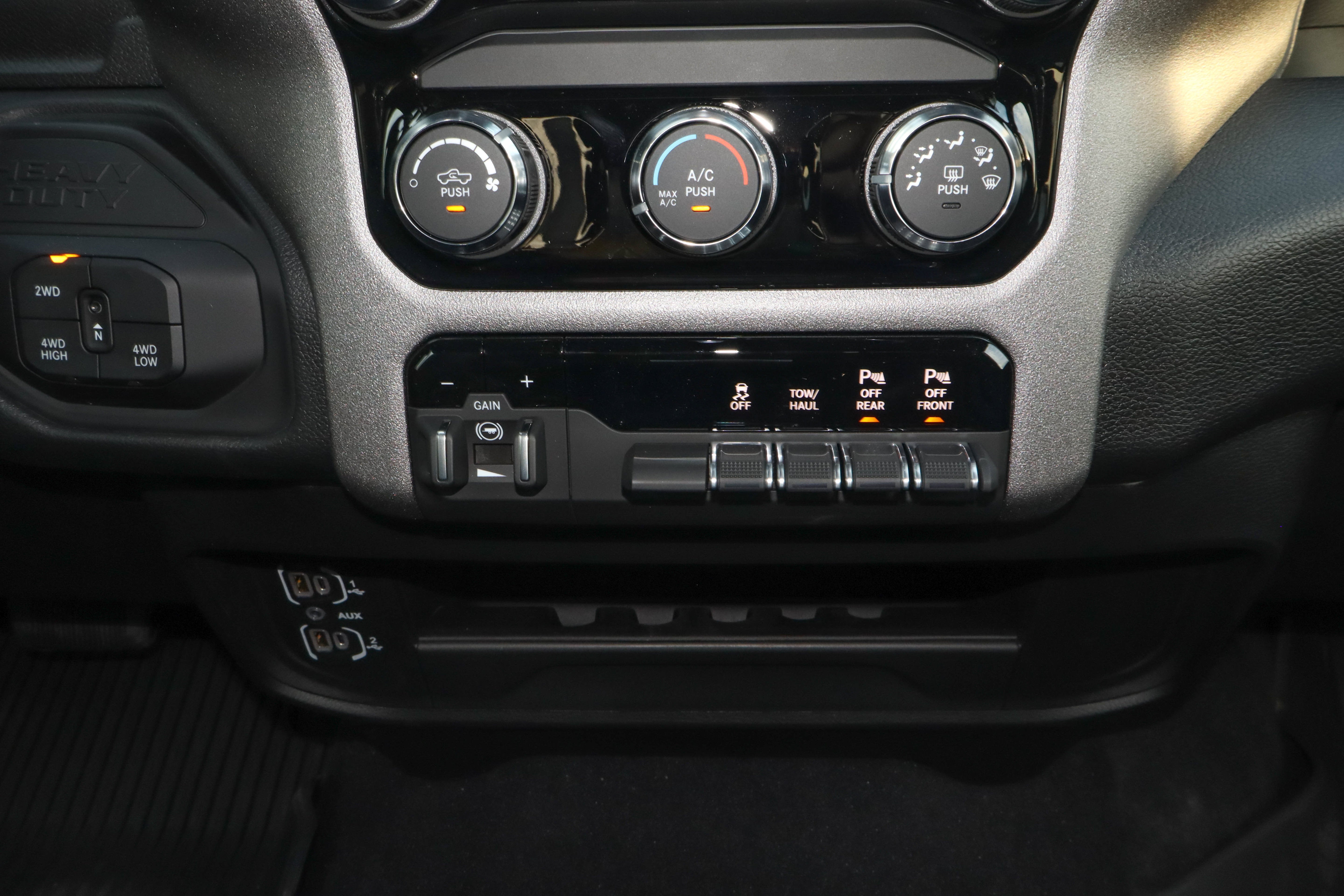 2026 RAM 2500 Black Express 4x4 Crew Cab 6'4 Box