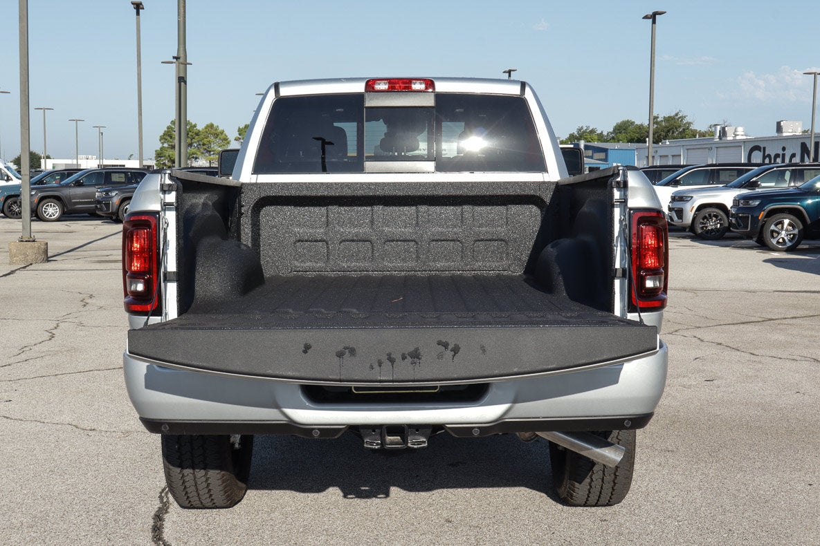 2026 RAM 2500 Black Express 4x4 Crew Cab 6'4 Box