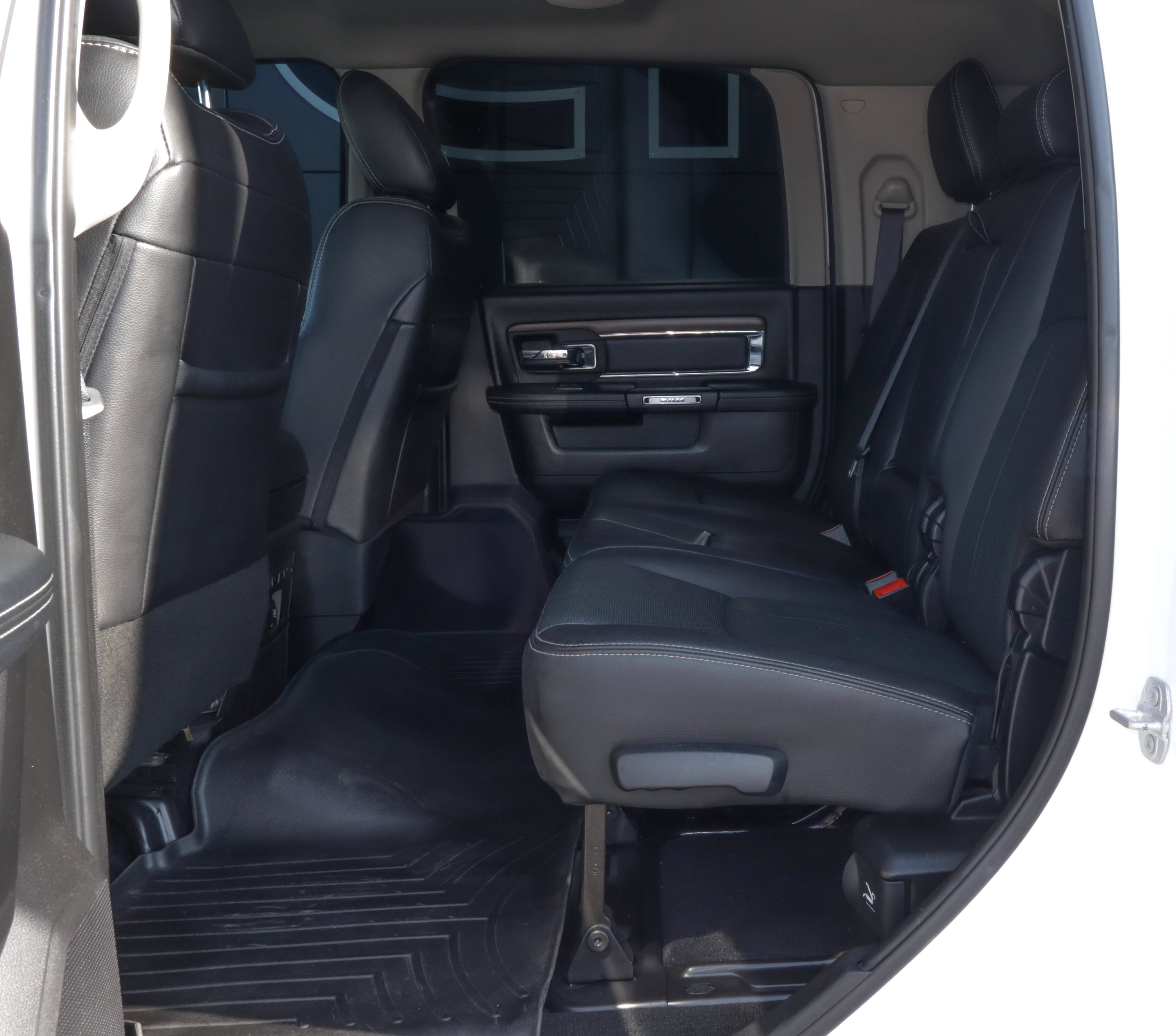 2018 RAM 2500 Laramie 4x4 Mega Cab 6'4 Box