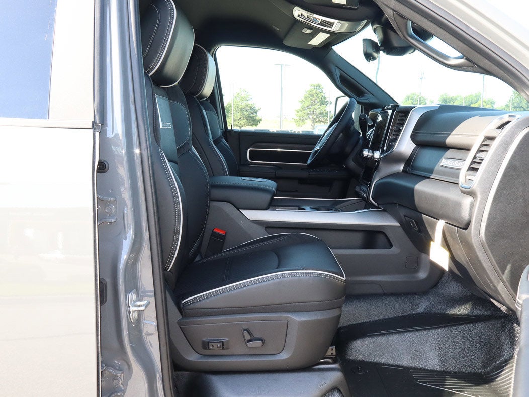 2026 RAM 5500 Chassis Cab Big Horn 4x4 Crew Cab 60 CA 173.4 WB