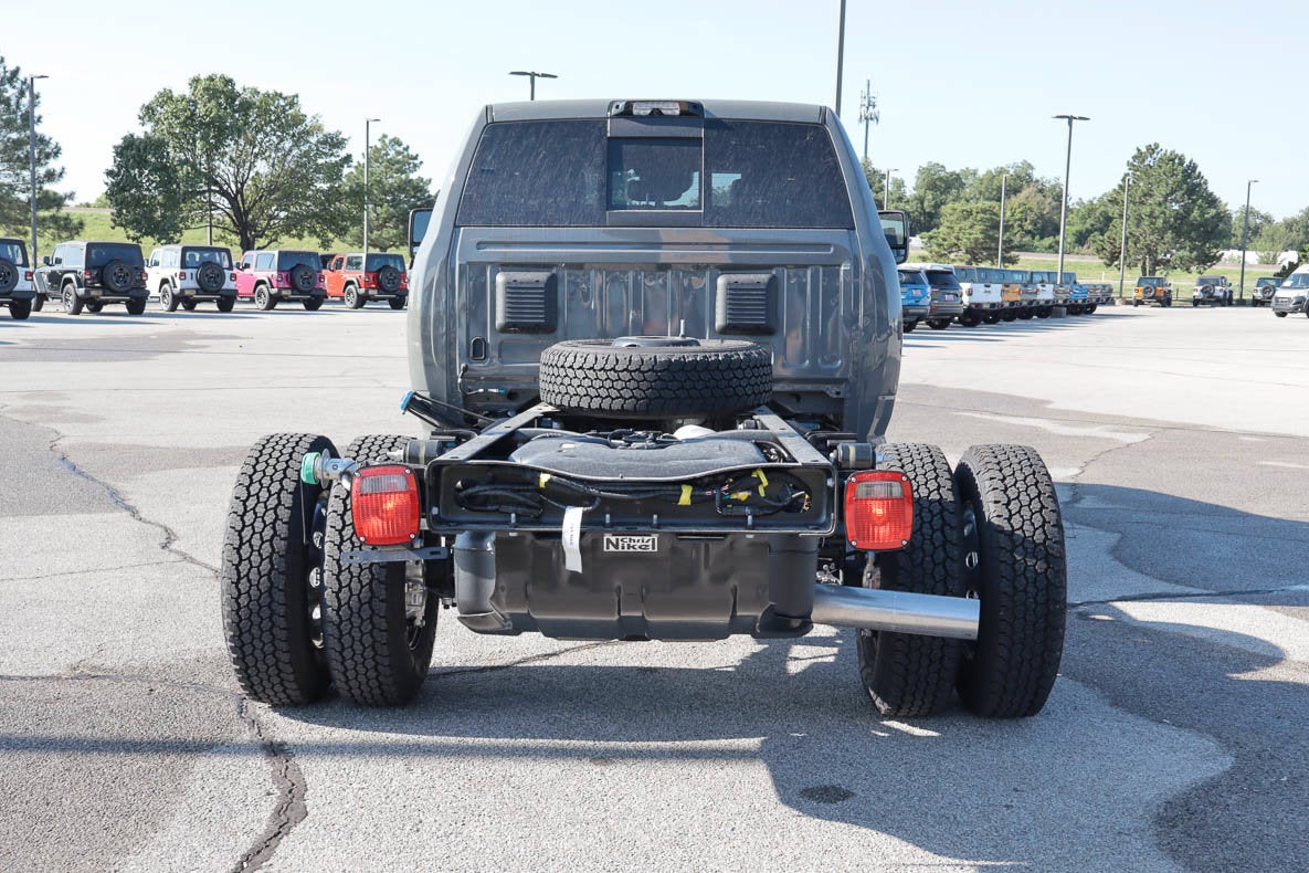2027 RAM 3500 Chassis Cab Big Horn 4WD Crew Cab 60 CA 172.4 WB