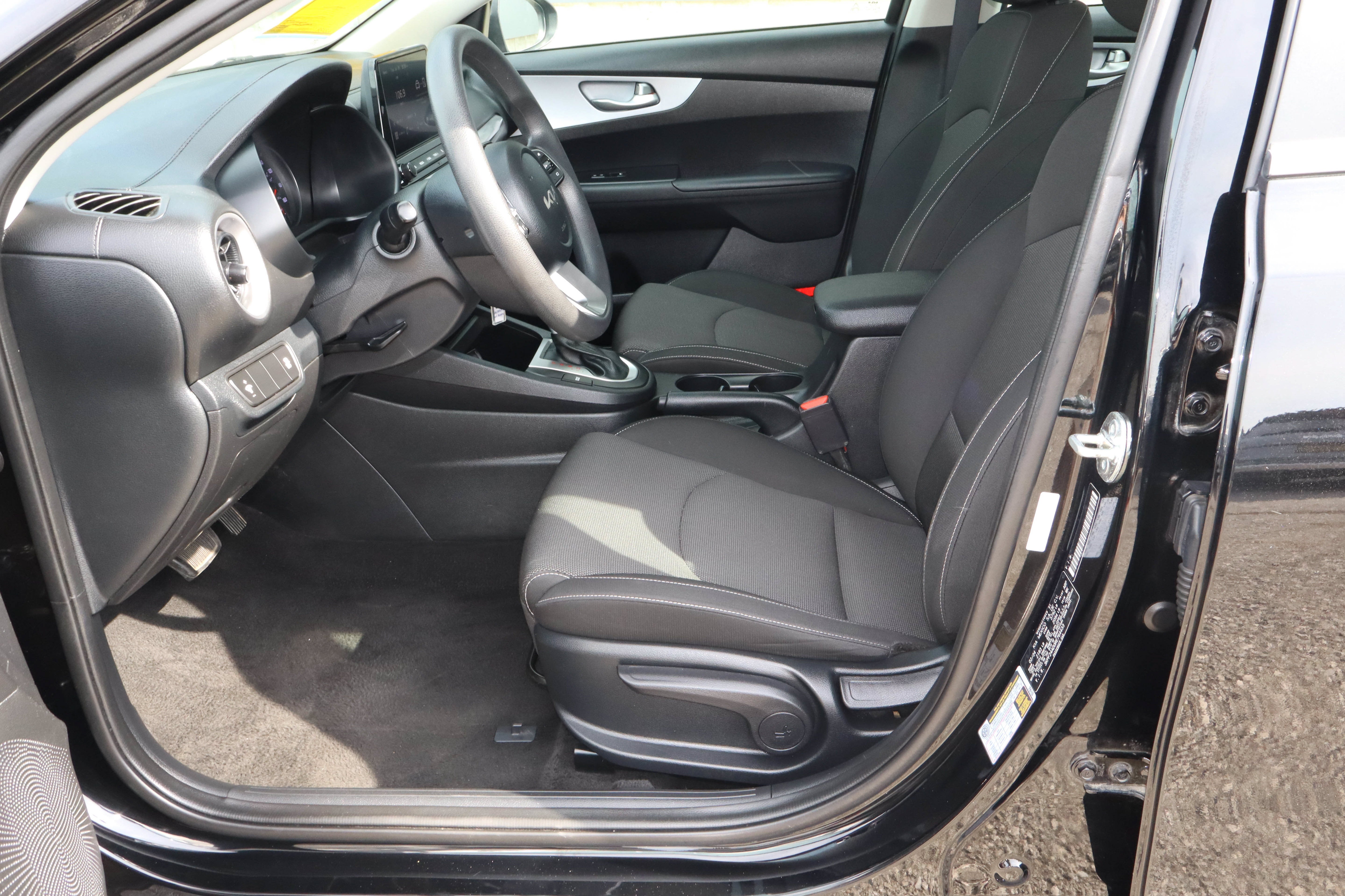 2024 Kia Forte LXS IVT