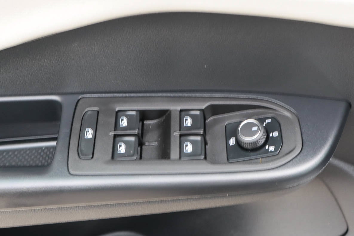 2025 Volkswagen Taos SE FWD