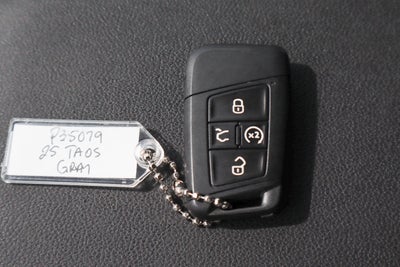 2025 Volkswagen Taos SE FWD