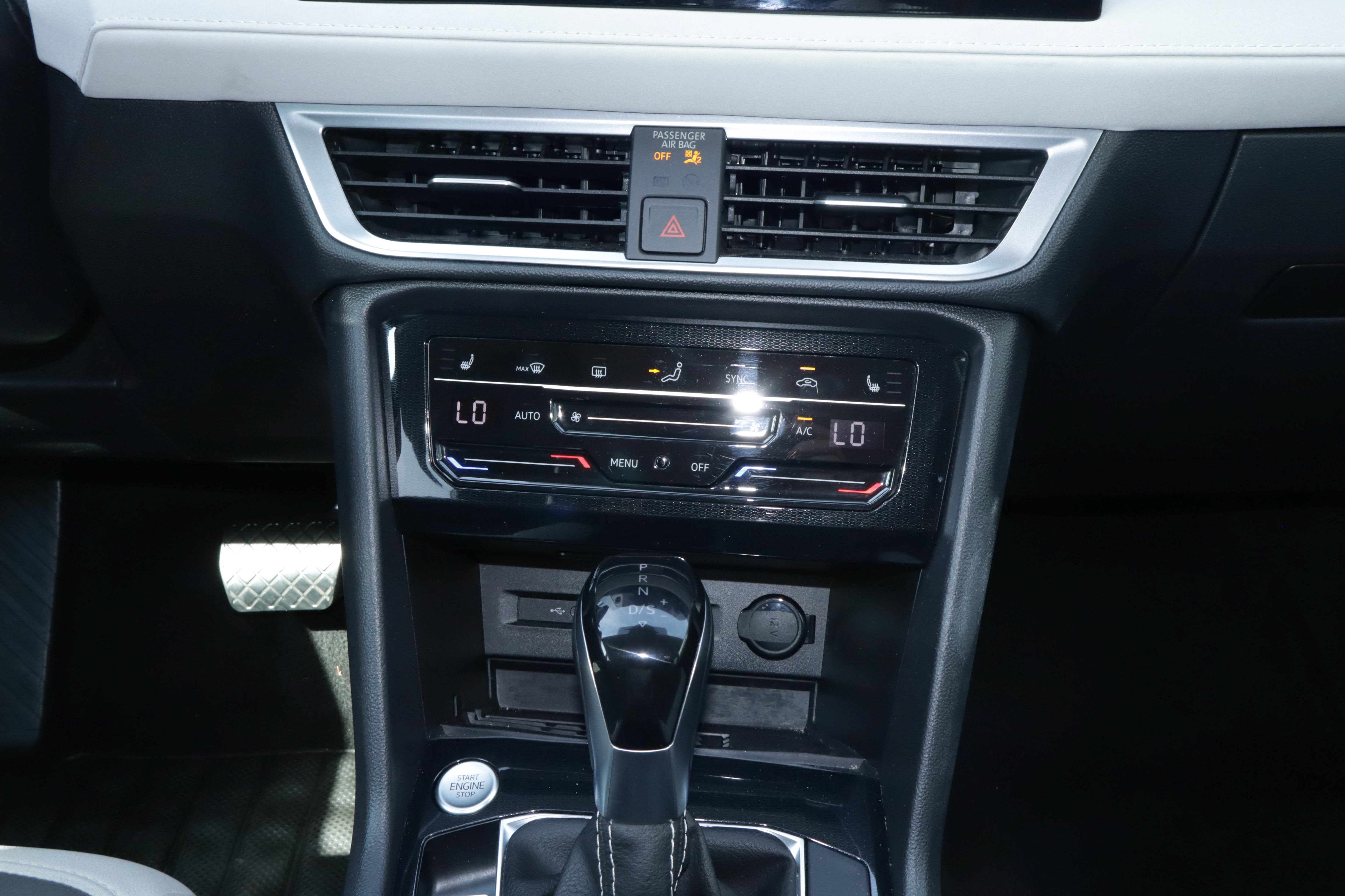 2025 Volkswagen Taos SE FWD