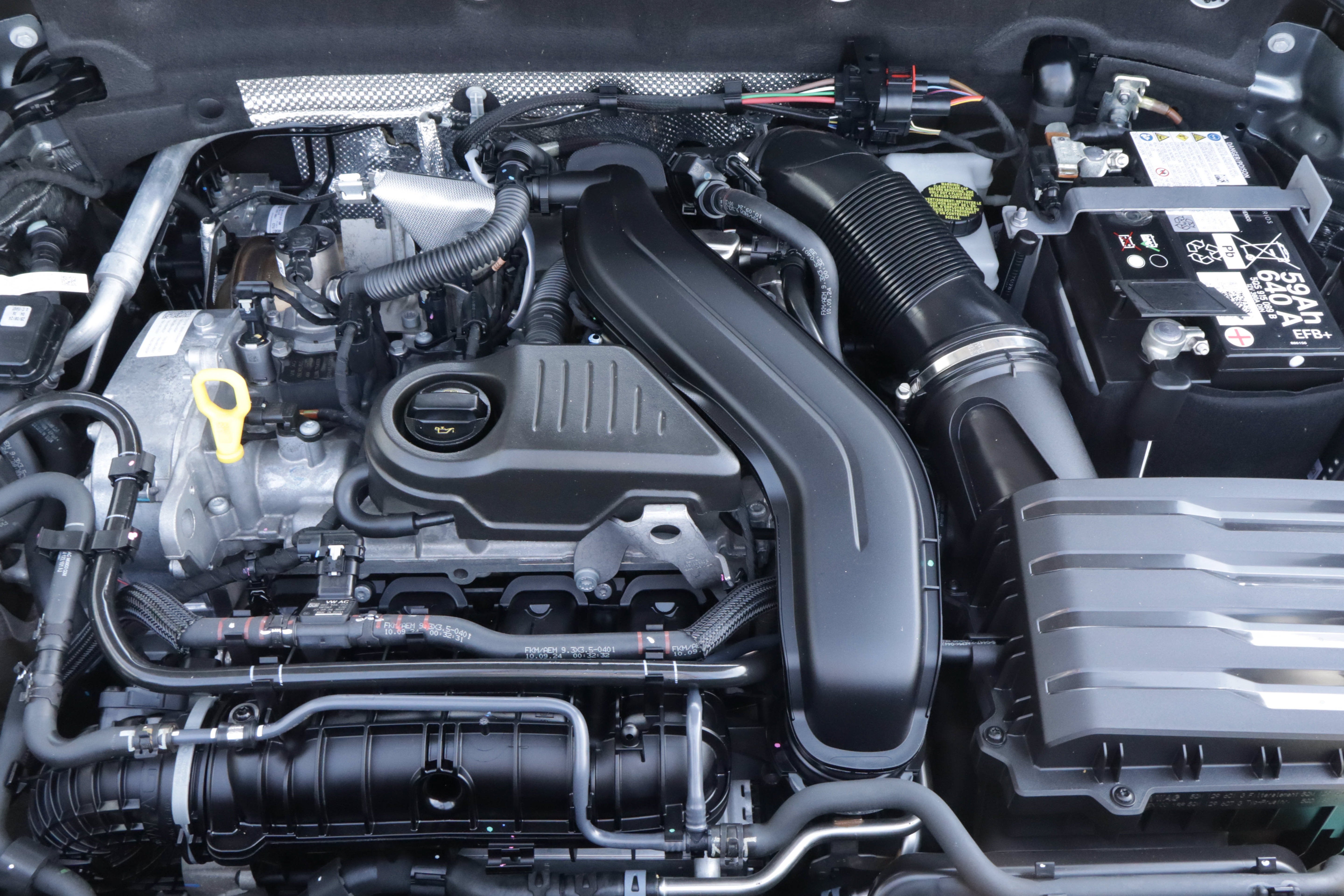 2025 Volkswagen Taos SE FWD