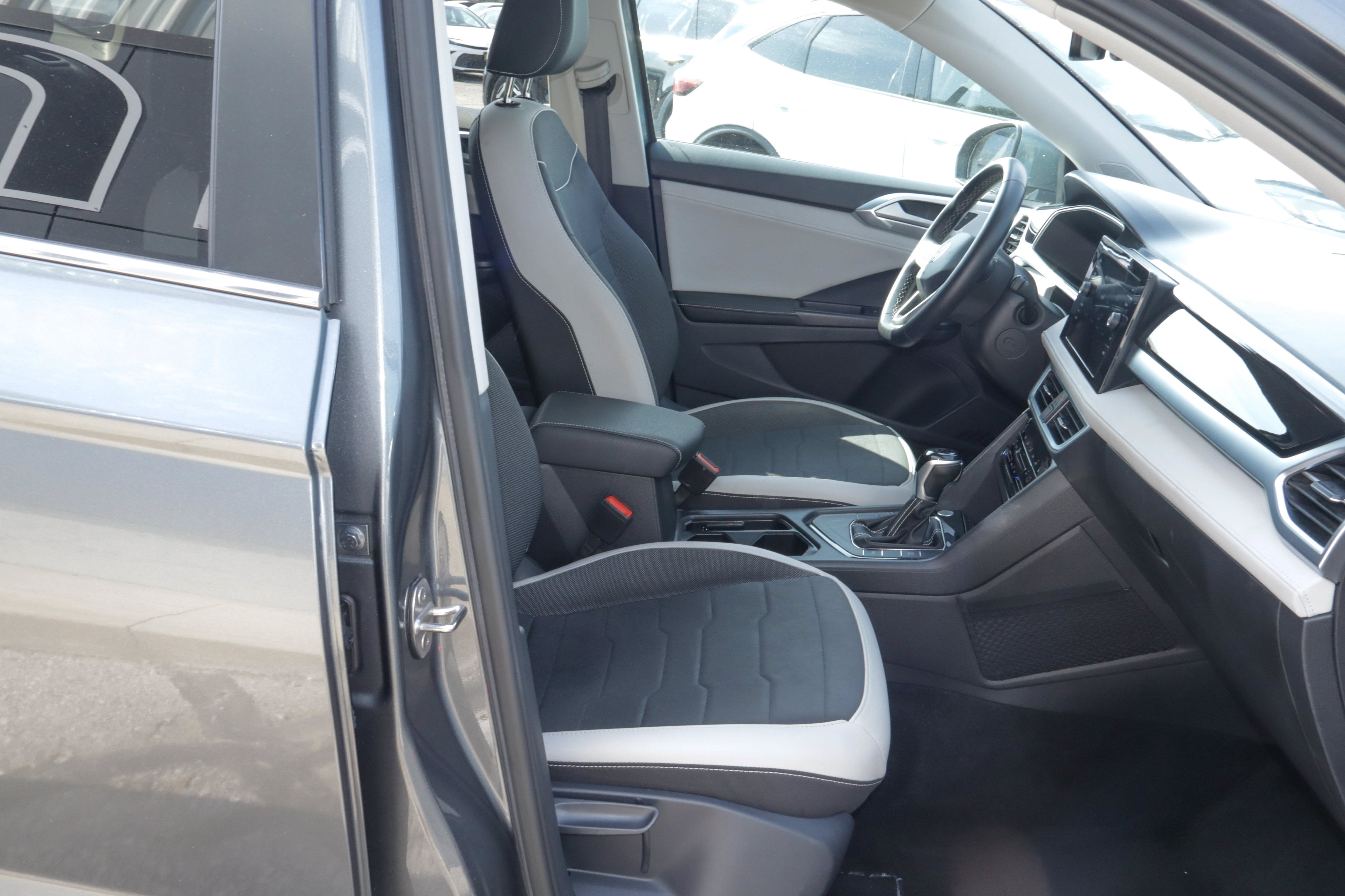 2025 Volkswagen Taos SE FWD