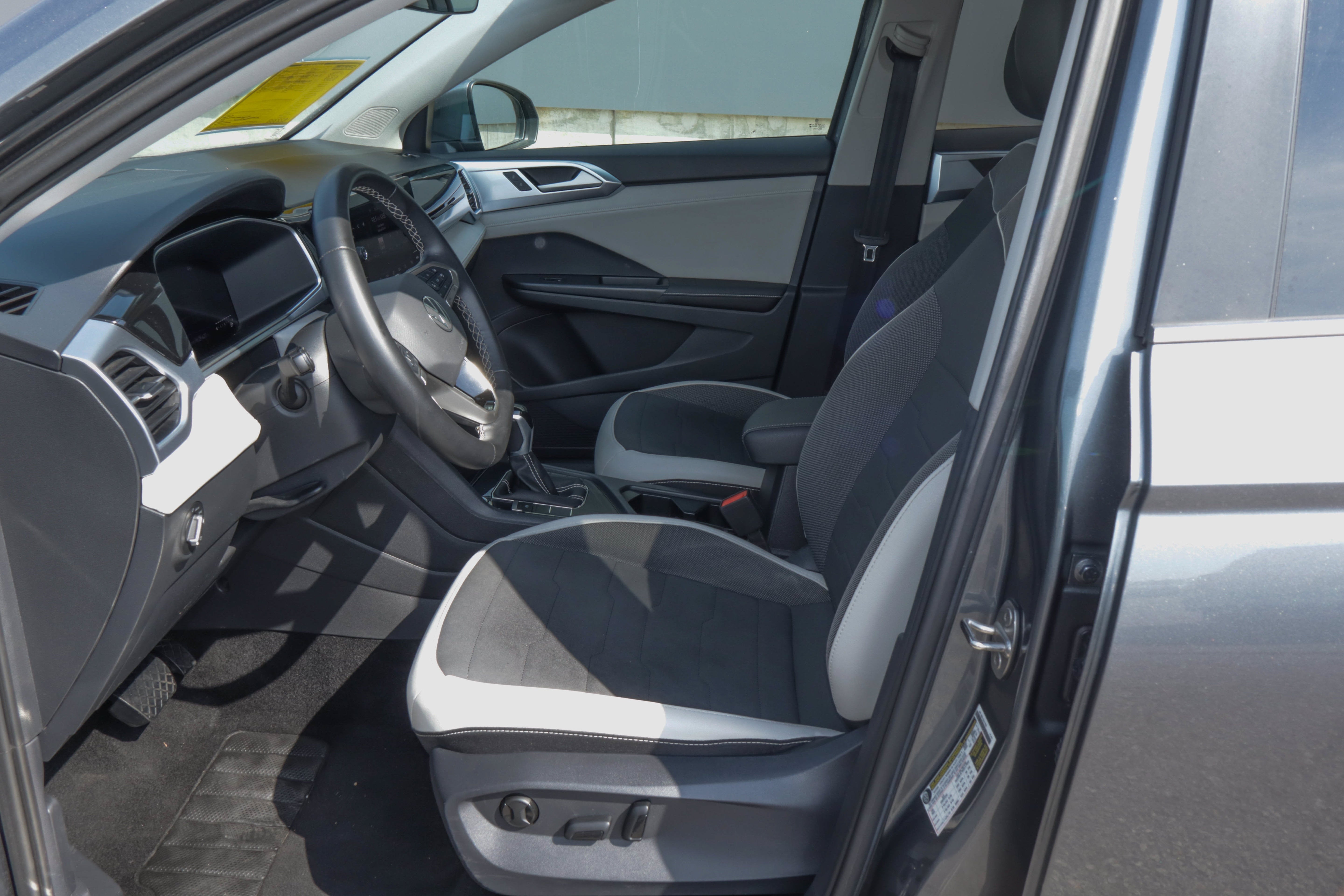 2025 Volkswagen Taos SE FWD