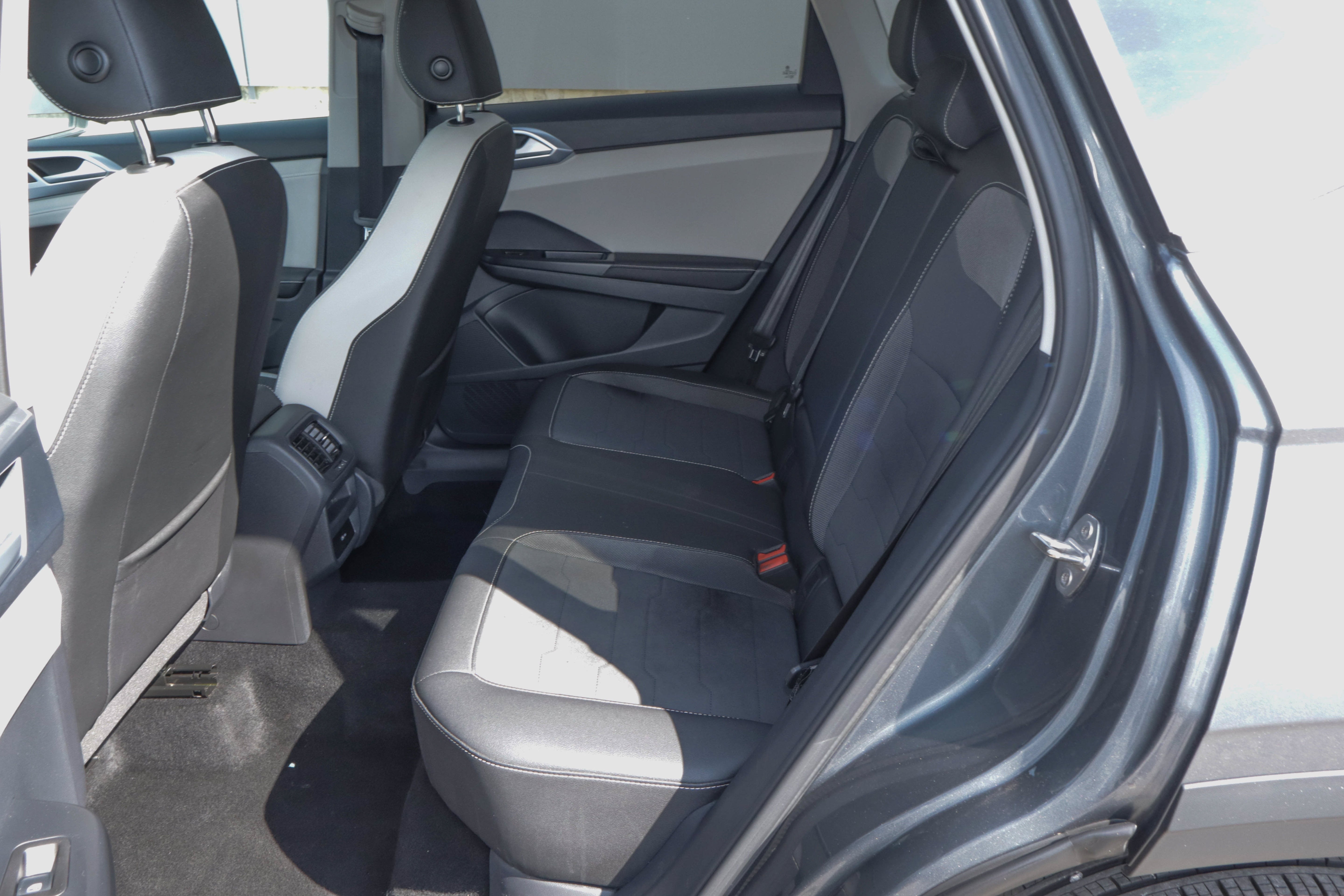 2025 Volkswagen Taos SE FWD
