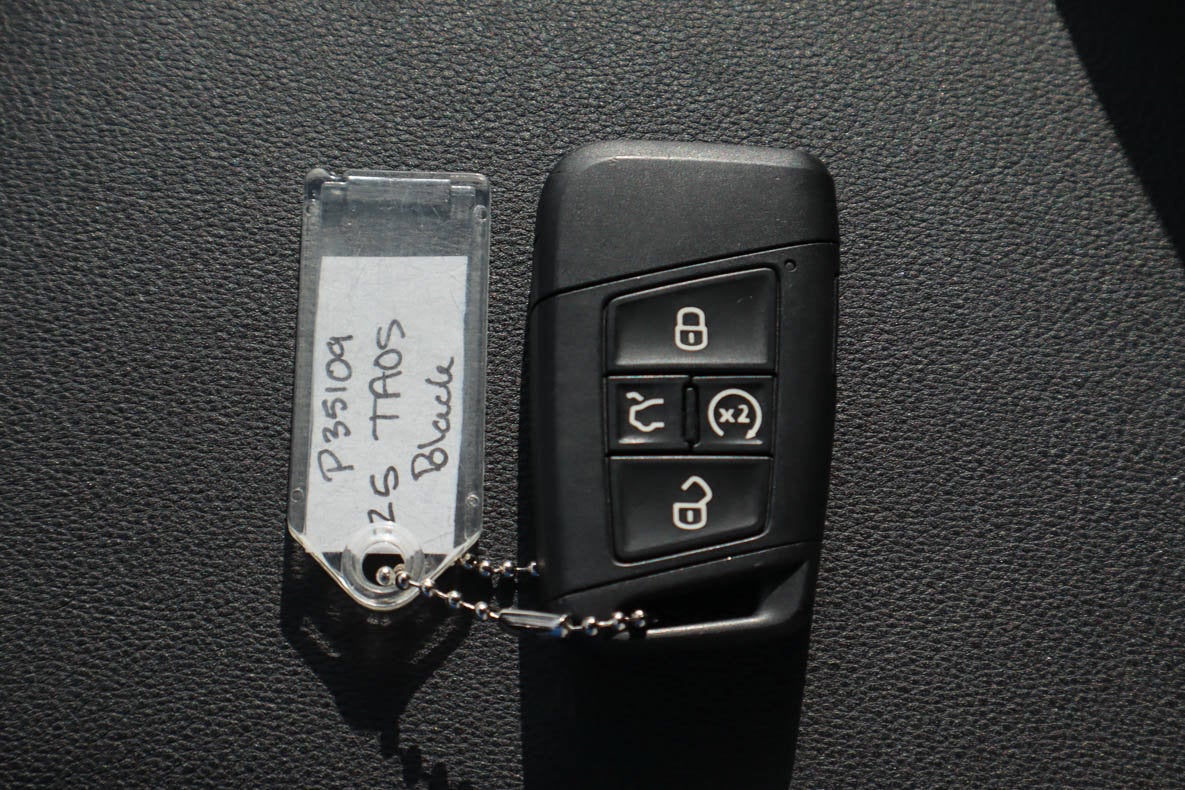 2025 Volkswagen Taos SE 4MOTION