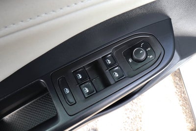 2025 Volkswagen Taos SE 4MOTION