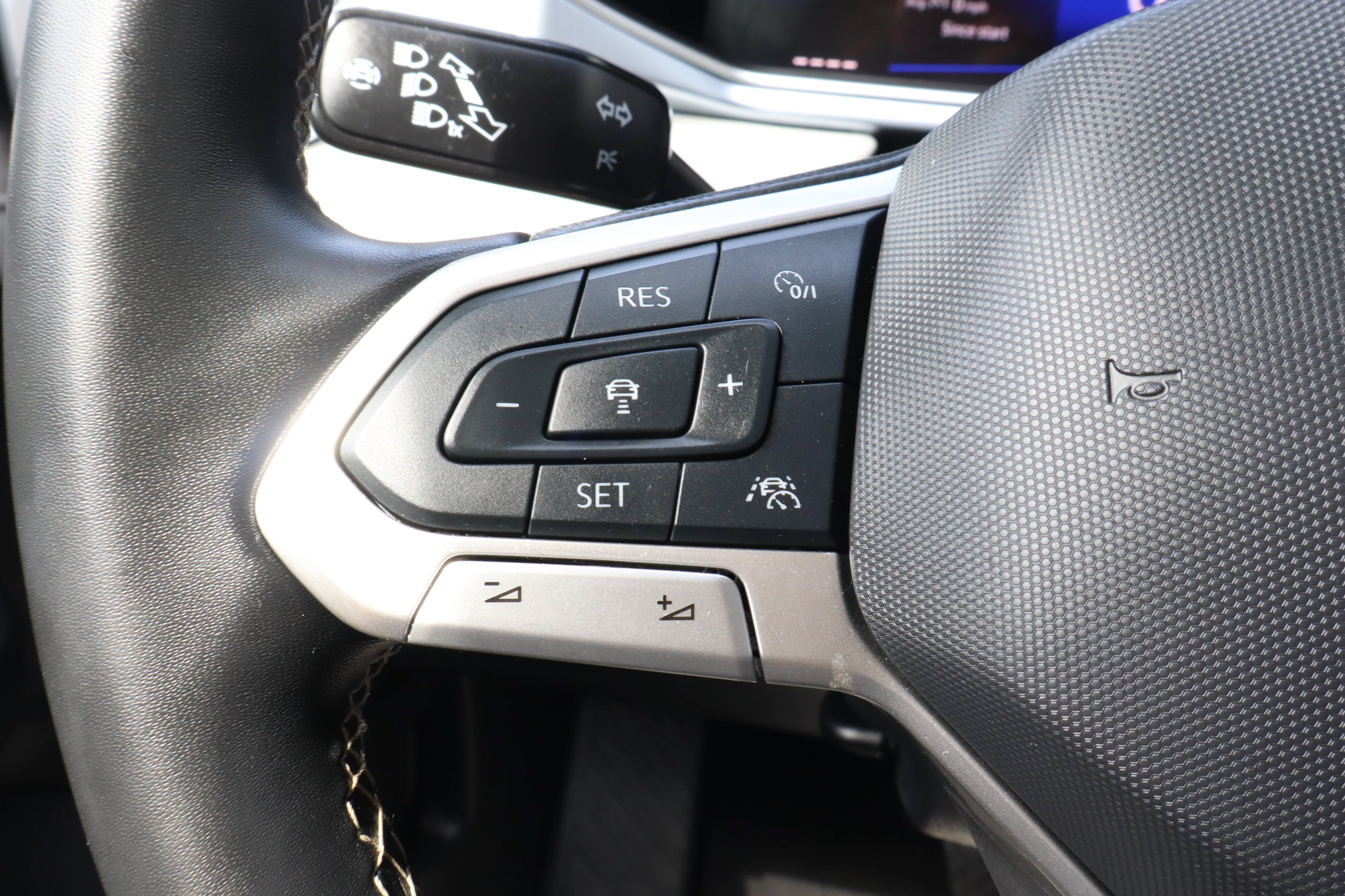 2025 Volkswagen Taos SE 4MOTION