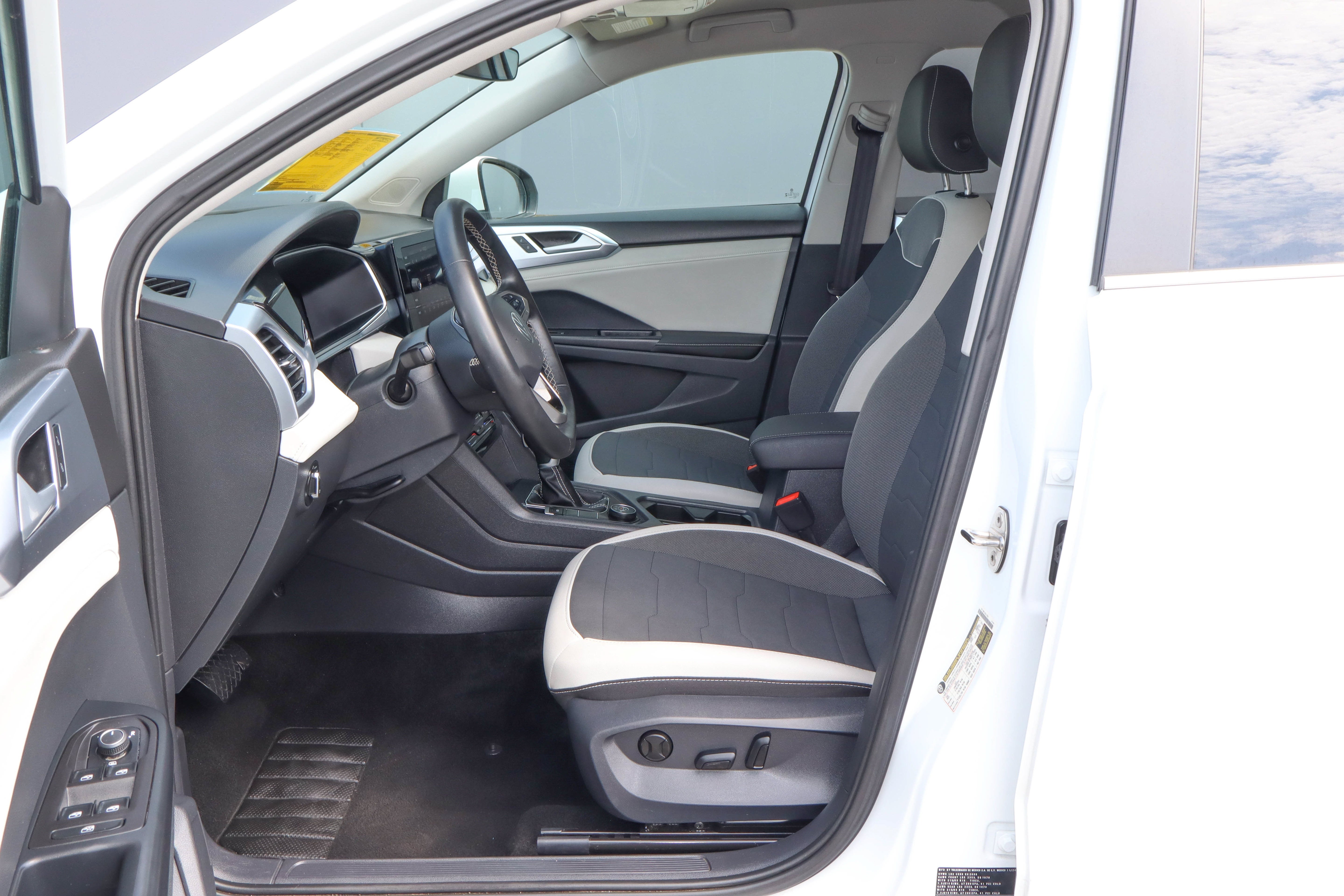 2025 Volkswagen Taos SE 4MOTION