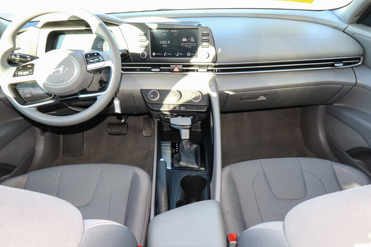 2025 Hyundai Elantra SE IVT