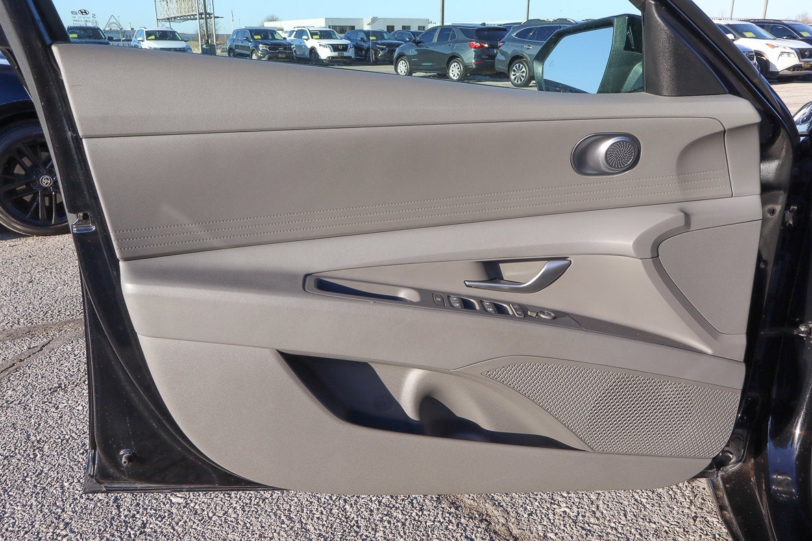 2025 Hyundai Elantra SE IVT