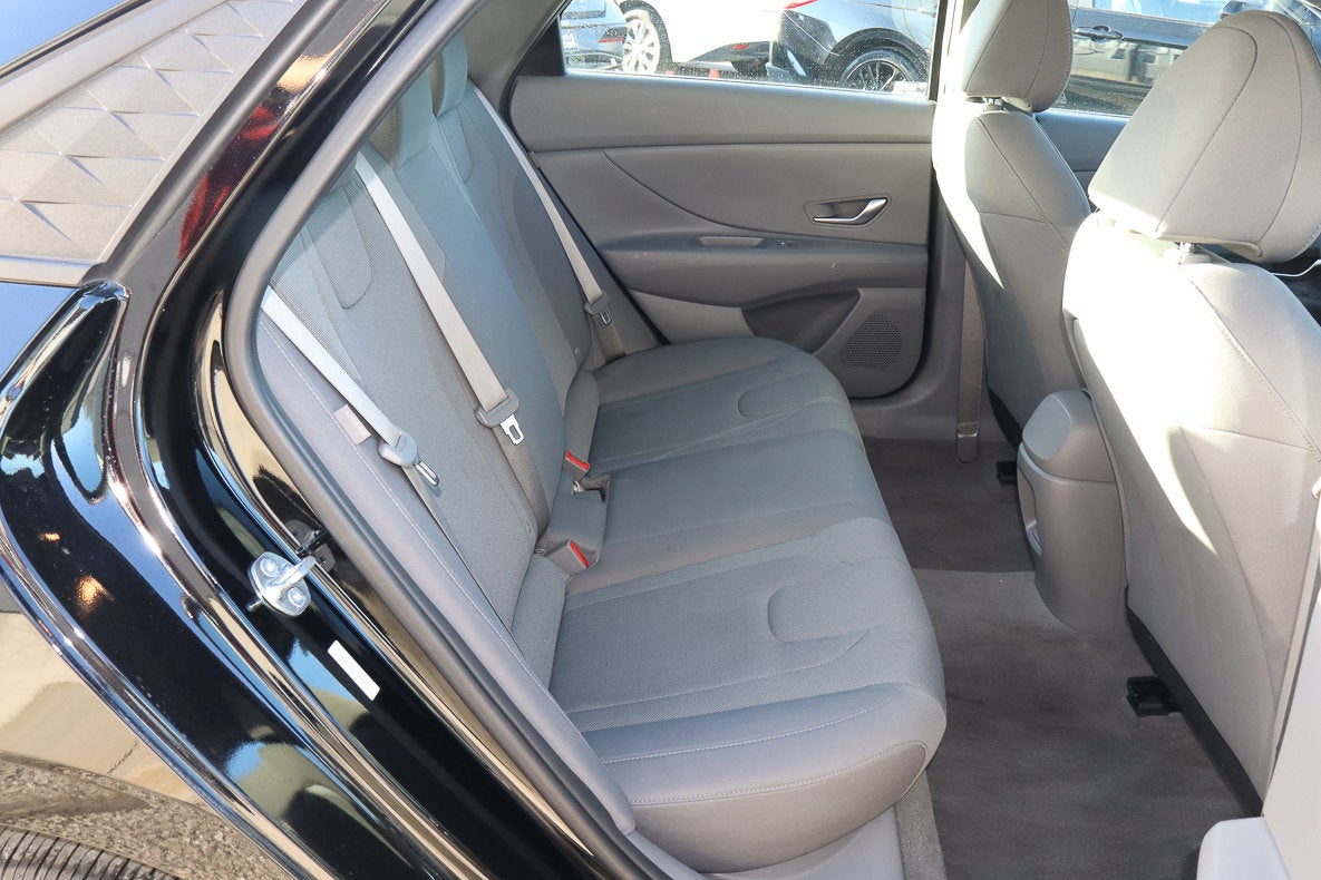 2025 Hyundai Elantra SE IVT