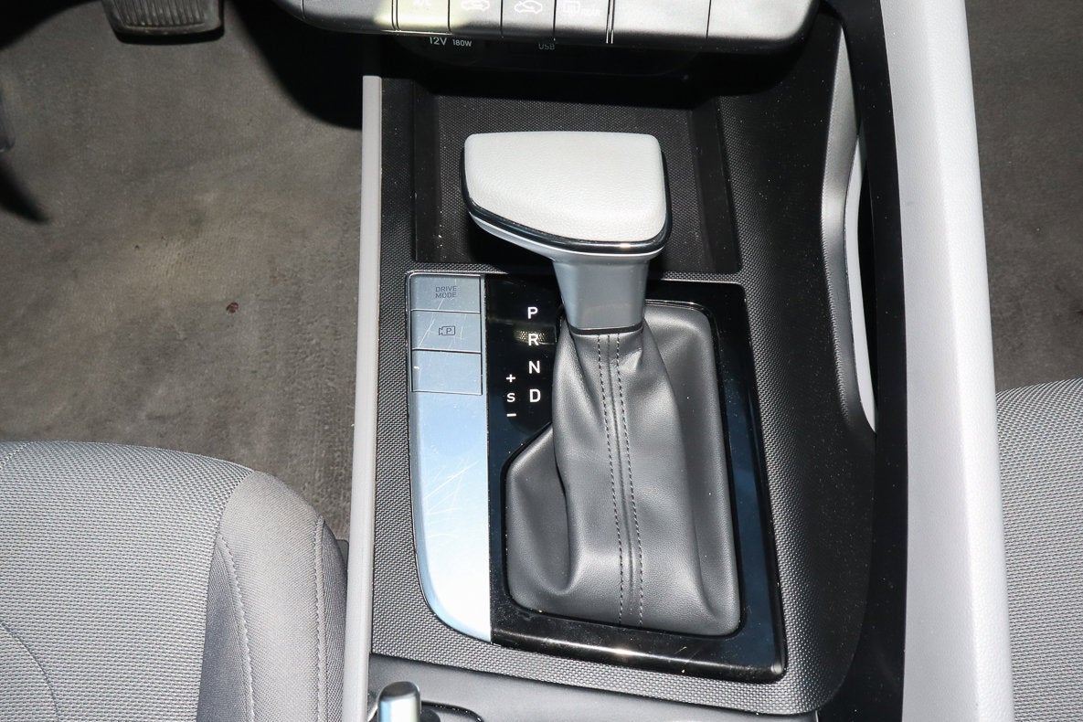 2025 Hyundai Elantra SE IVT