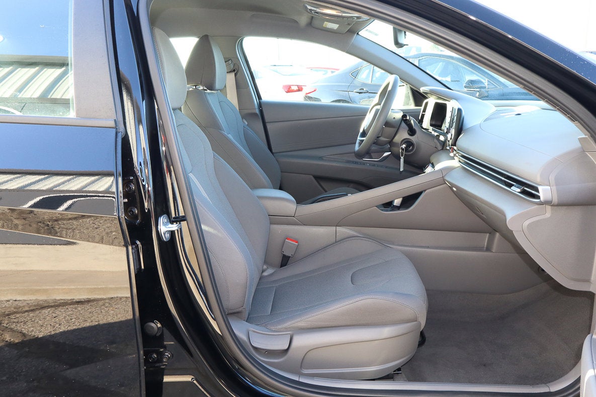 2025 Hyundai Elantra SE IVT