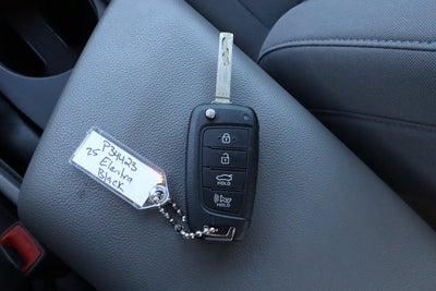 2025 Hyundai Elantra SE IVT