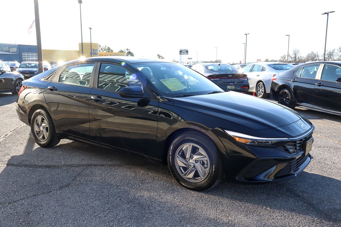 2025 Hyundai Elantra SE IVT