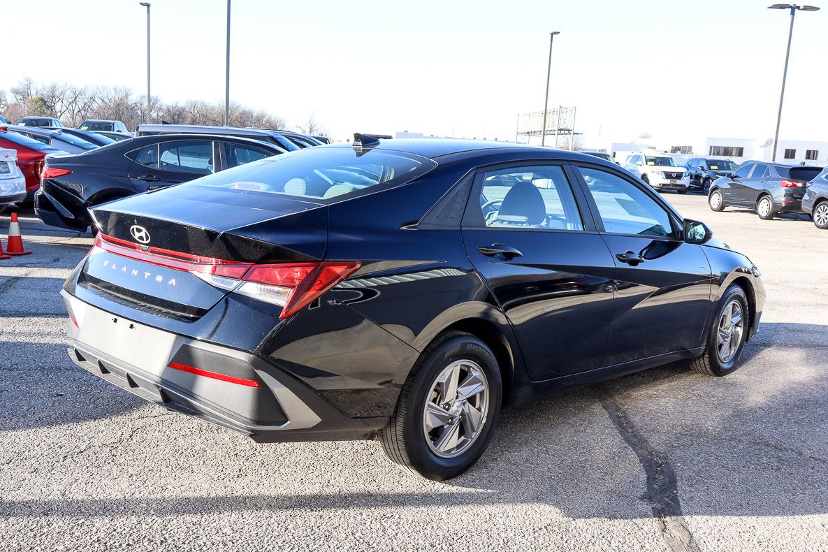 2025 Hyundai Elantra SE IVT