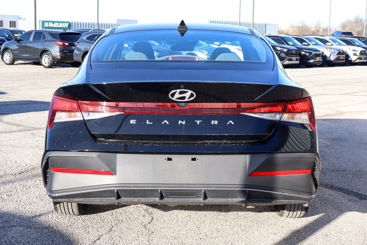 2025 Hyundai Elantra SE IVT