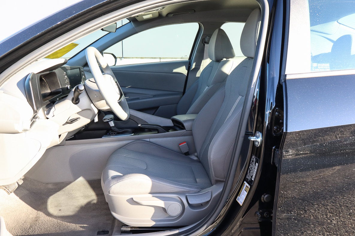 2025 Hyundai Elantra SE IVT