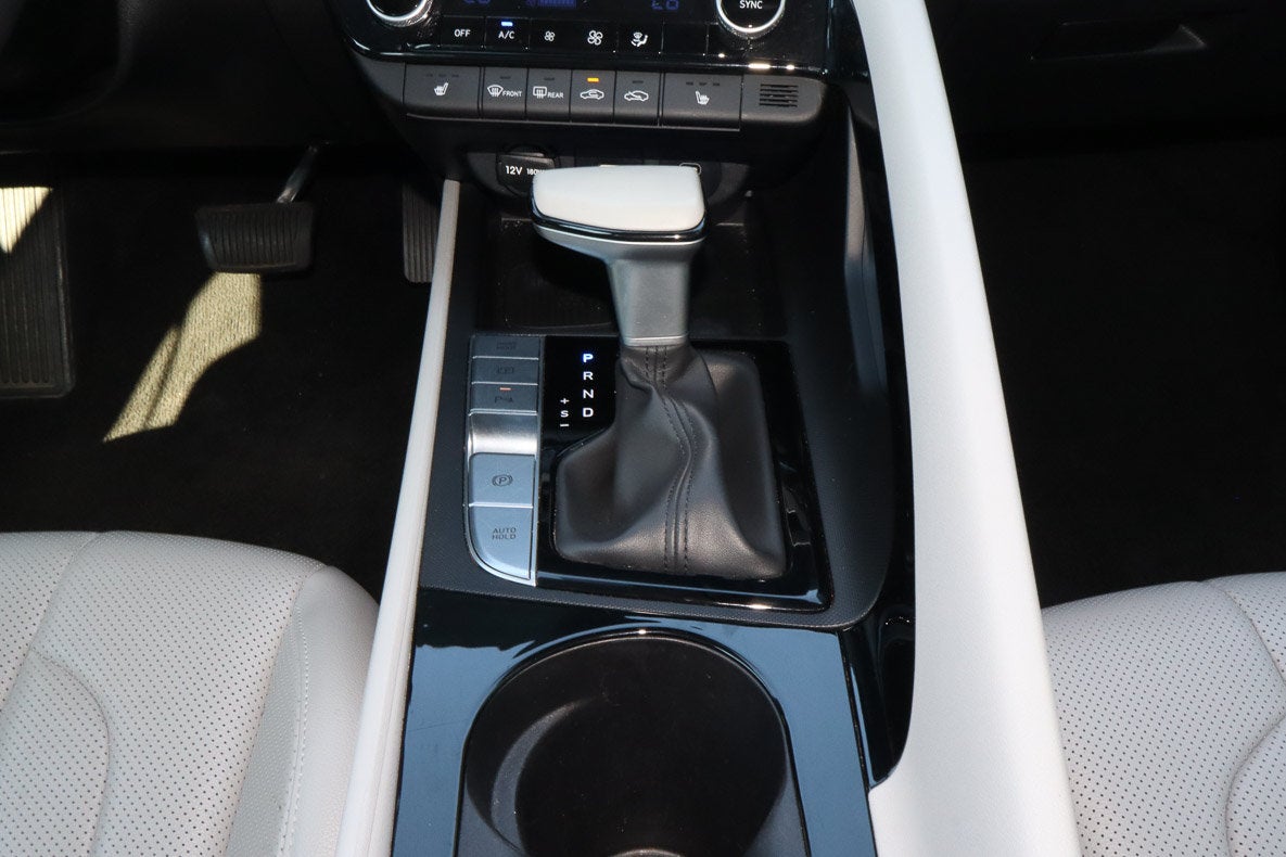 2024 Hyundai Elantra Limited IVT