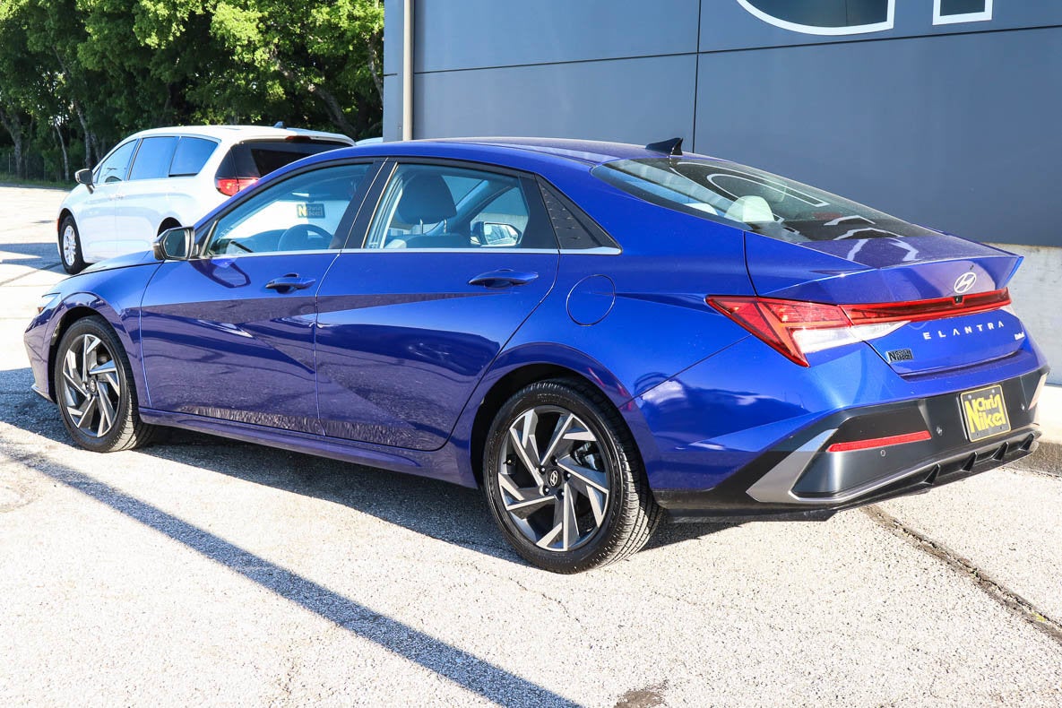 2024 Hyundai Elantra Limited IVT
