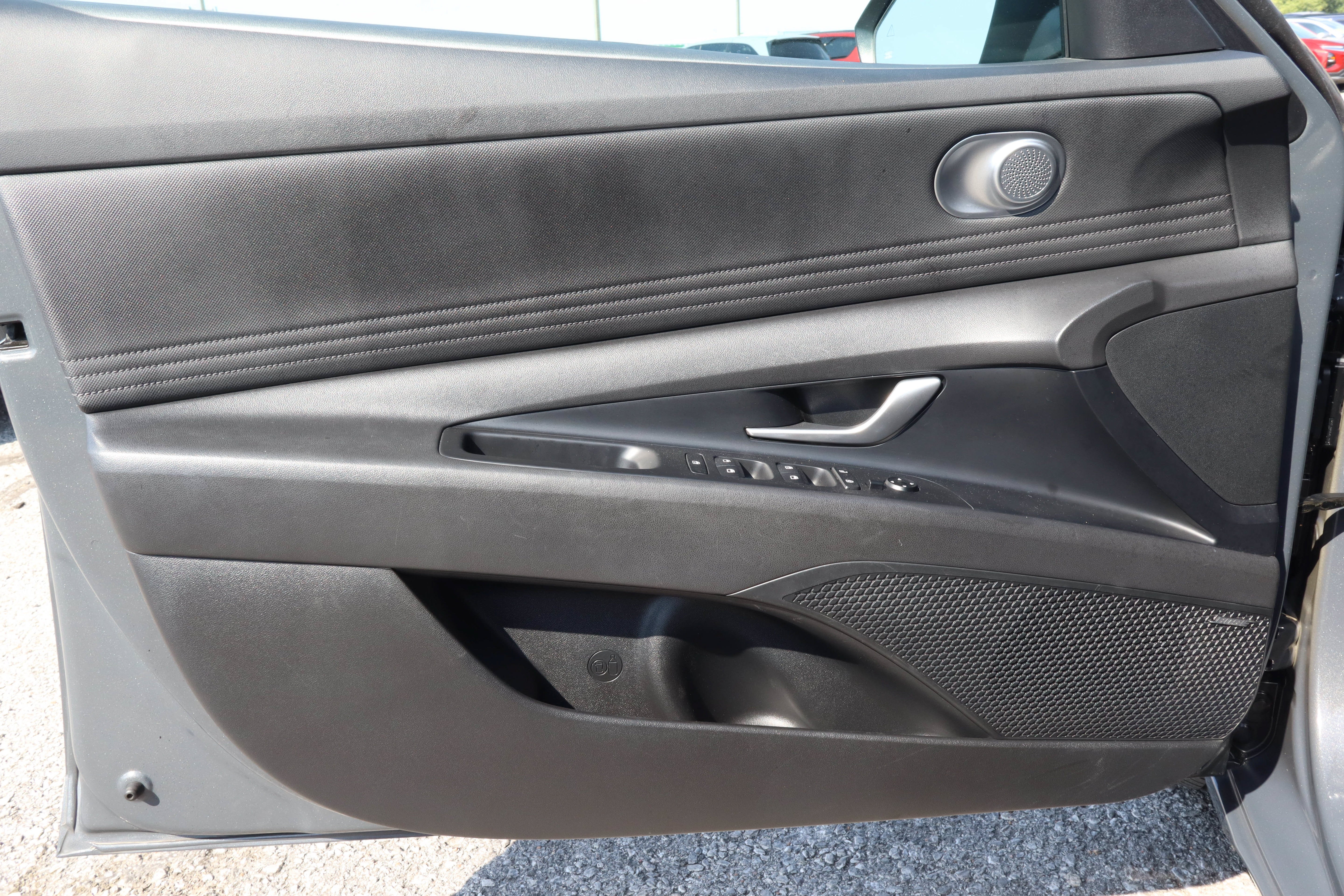 2024 Hyundai Elantra Limited IVT