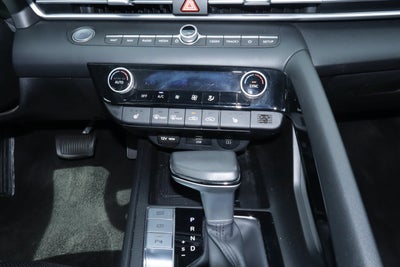 2024 Hyundai Elantra Limited IVT