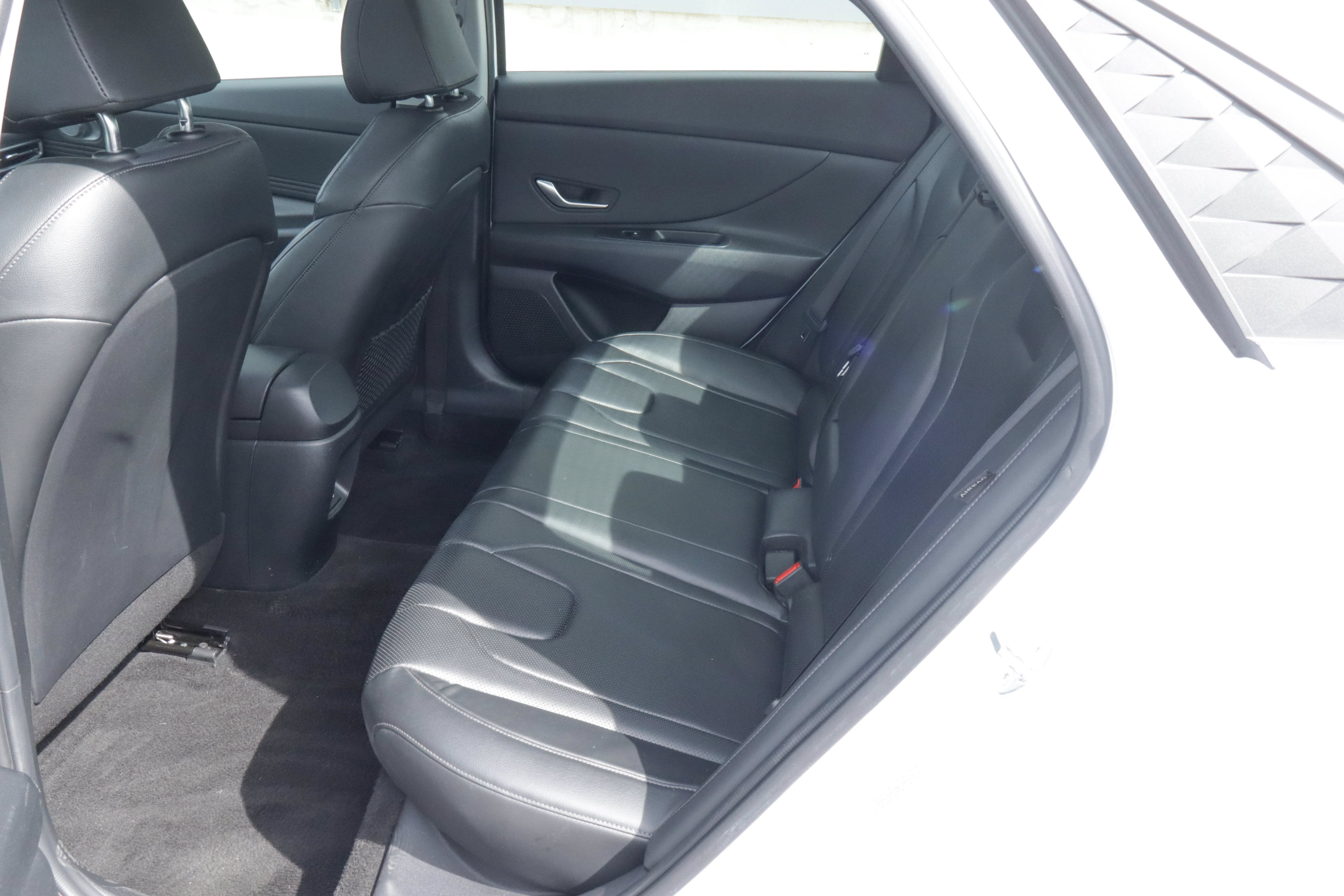 2024 Hyundai Elantra Limited IVT