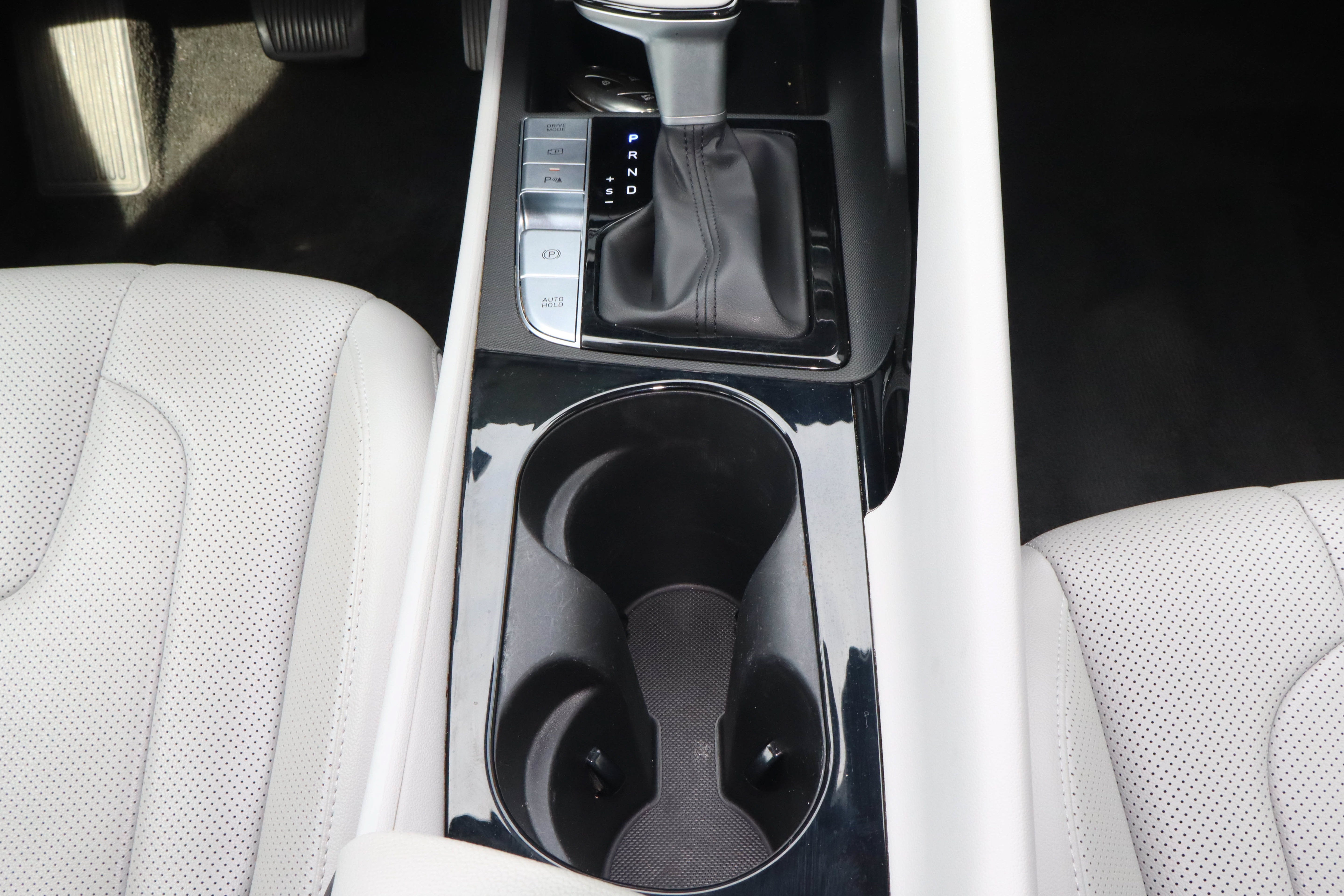 2024 Hyundai Elantra Limited IVT
