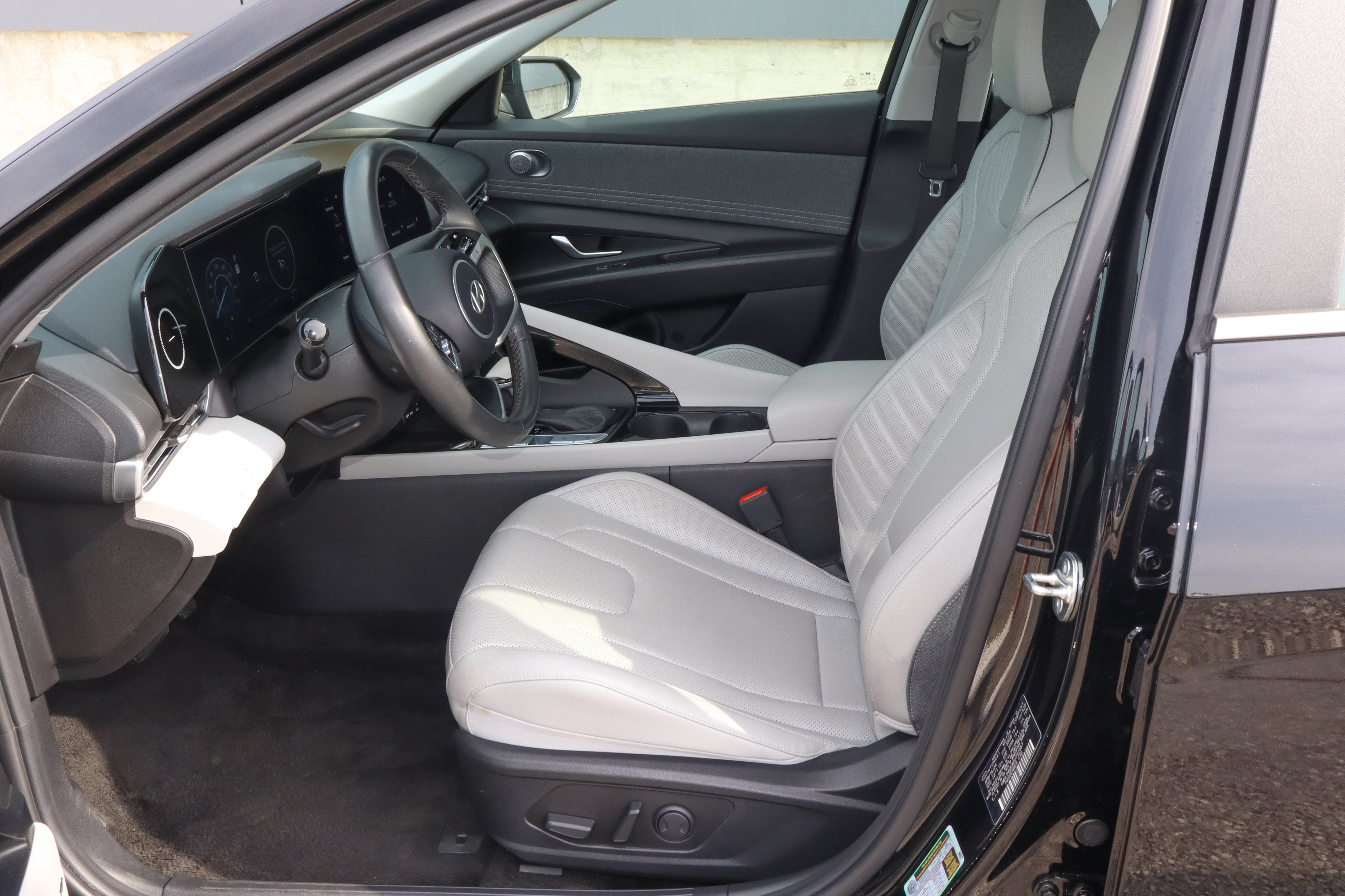 2024 Hyundai Elantra Limited IVT